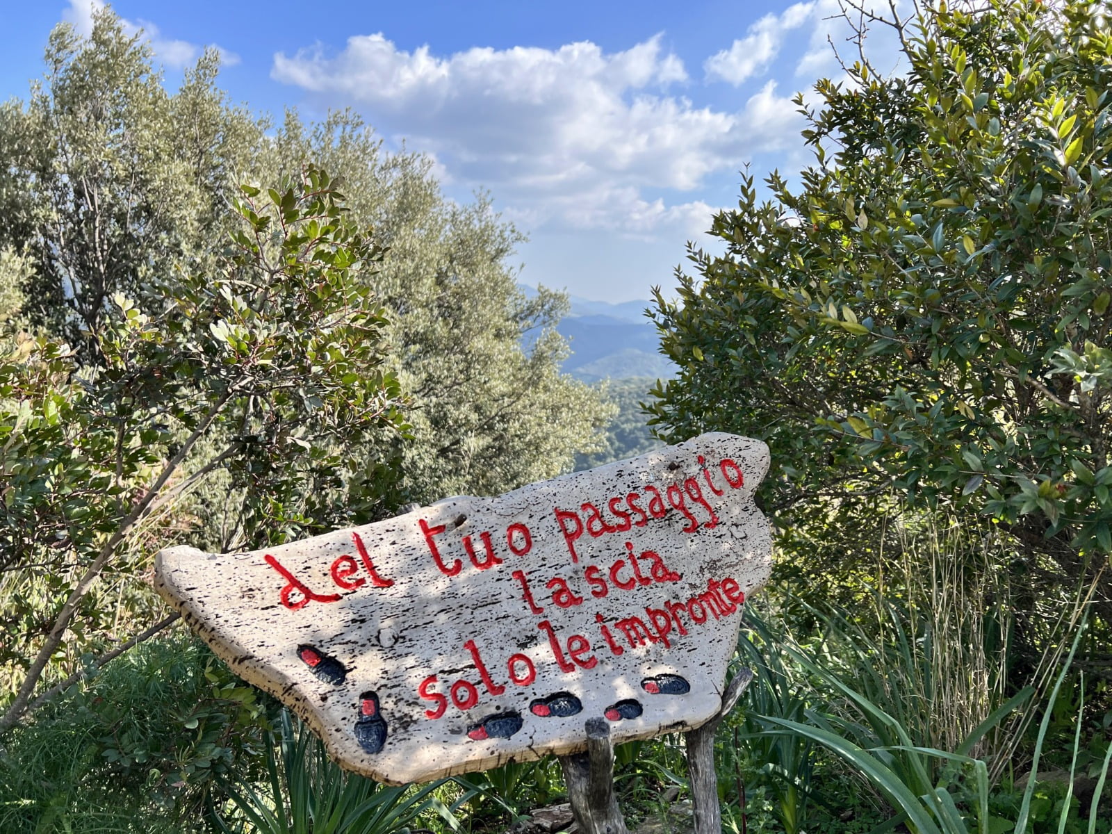 Inizio sentiero per raggiungere Su Tempiesu