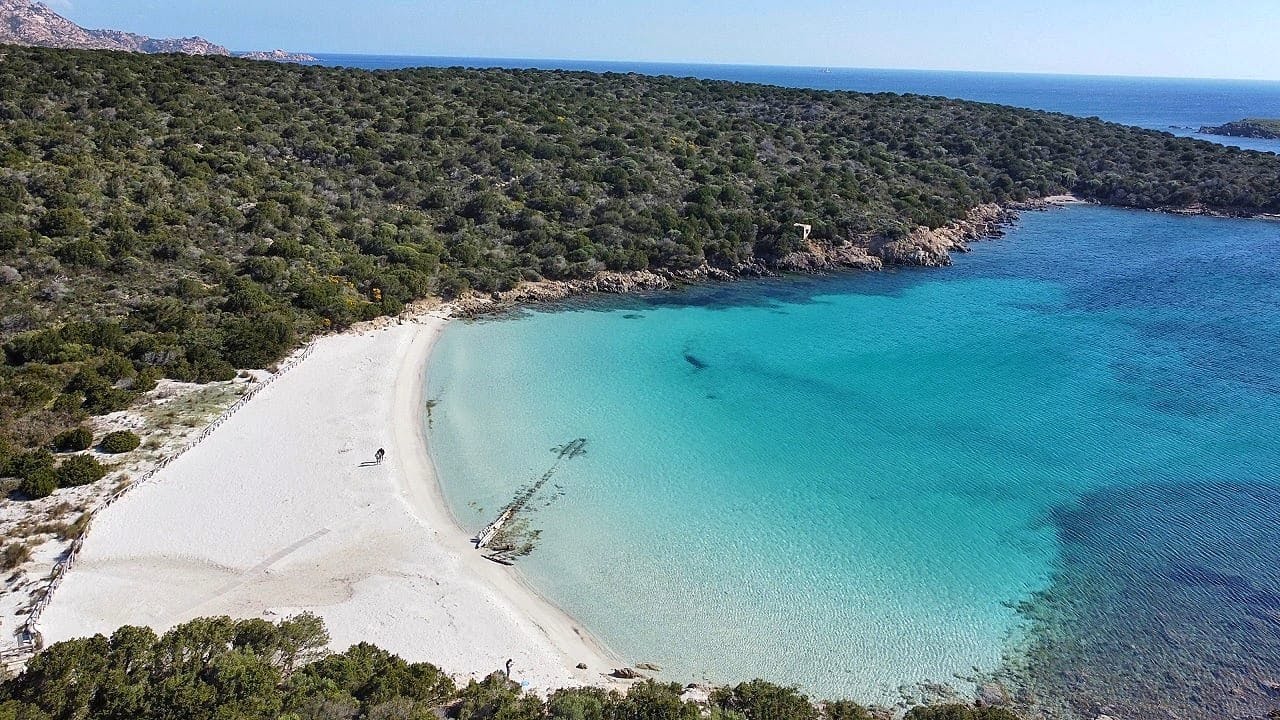 Spiaggia del relitto - Arcipelago di La Maddalena